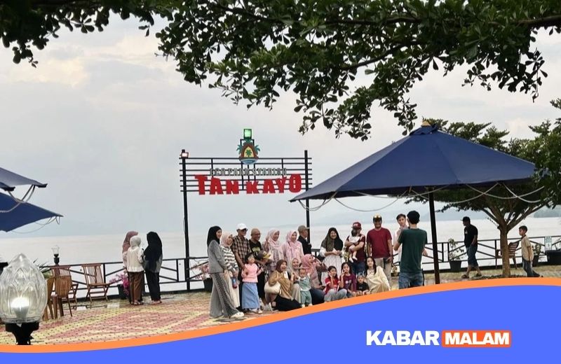 Bangkit dari Bencana! Wisata Danau Singkarak Diserbu Pengunjung Saat Lebaran