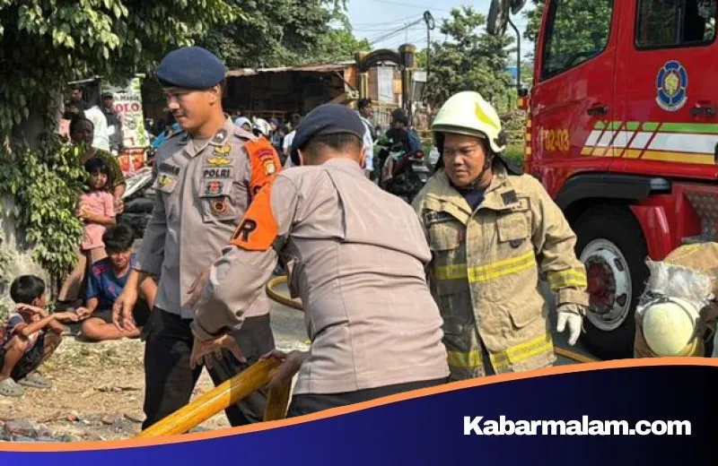 Aksi Cepat Tim SAR Brimob Polda Metro Jaya Padamkan Sisa Bara Api di Warkop Jakarta Timur