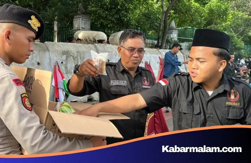 Aksi Damai Mahasiswa di Monas: Saat Polisi dan Peserta Aksi Berbagi Roti dalam Harmoni