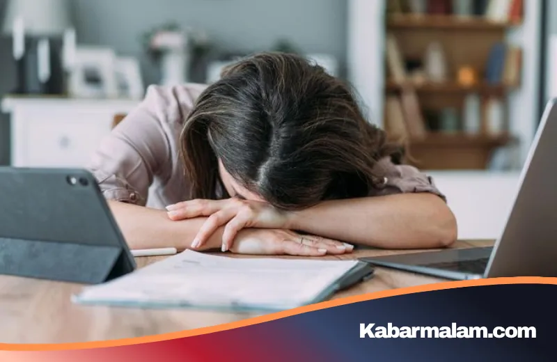 Aksi Protes Nyeleneh! Pegawai Ini Nekat Tidur 5 Jam di Meja Kerja Karena Gaji Tak Sebanding
