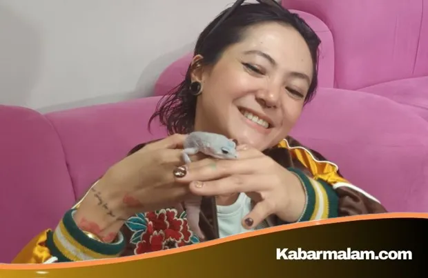 Aksi Unik Anak Poppy Sovia: Bawa Tokek Kesayangan di Tengah Sesi Foto Lebaran Keluarga