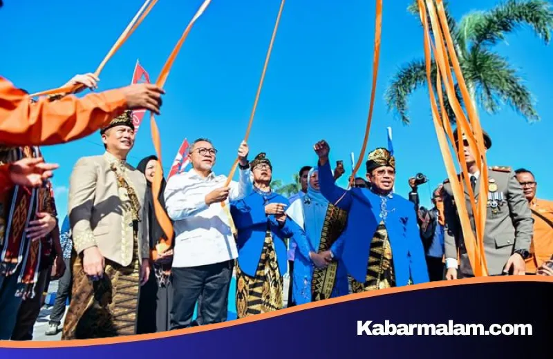 HUT ke-68 Lombok Barat: Pesona Baju Adat Sasak Mendes Yandri dan Visi 'Superteam' Bangun Desa