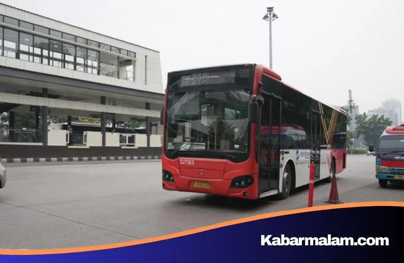 Ketegangan di Bekasi: Armada Shuttle Transjakarta Sempat Dihadang Massa Pasca Tragedi Kereta Api