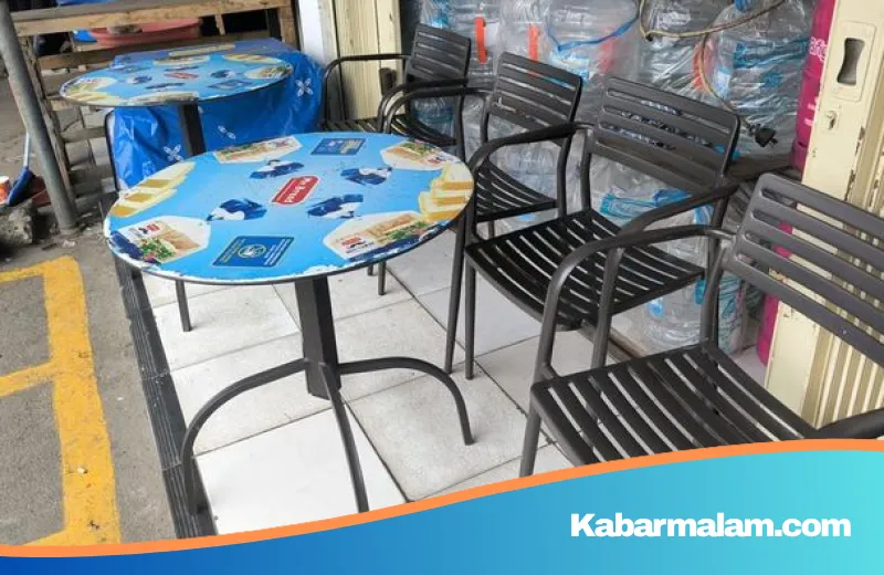 Kursi Besi Minimarket: Ruang 'Healing' Sederhana di Balik Riuhnya Hiruk-Pikuk Kota