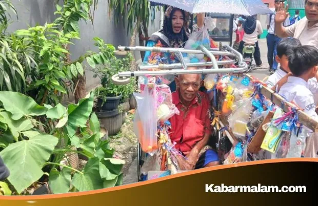 Perjuangan Tak Kenal Lelah Pak Tarno: Keliling Warakas Jualan Mainan Meski di Atas Kursi Roda