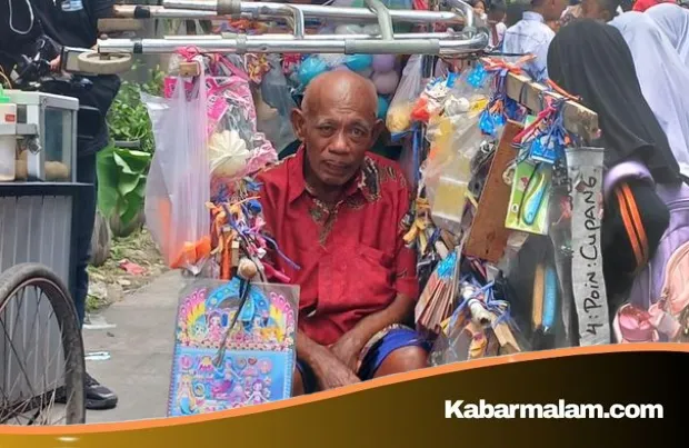 Semangat Tak Padam, Pak Tarno Tetap 'Nge-job' Sulap di Tengah Perjuangan Jualan Mainan Pakai Kursi Roda