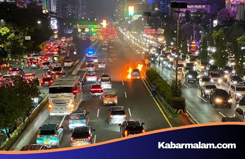 Si Jago Merah Mengamuk di Tol Dalam Kota, Kemacetan Panjang Mengular hingga Palmerah