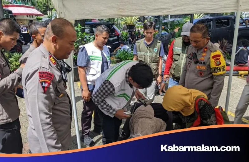 Aksi Cepat Brimob Polda Metro Jaya Evakuasi Peserta May Day yang Pingsan di Monas
