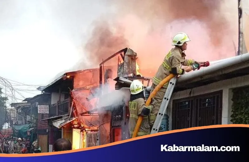 Amukan Si Jago Merah di Jatinegara: Asap Hitam Membubung Tinggi, Petugas Berjibaku Padamkan Api