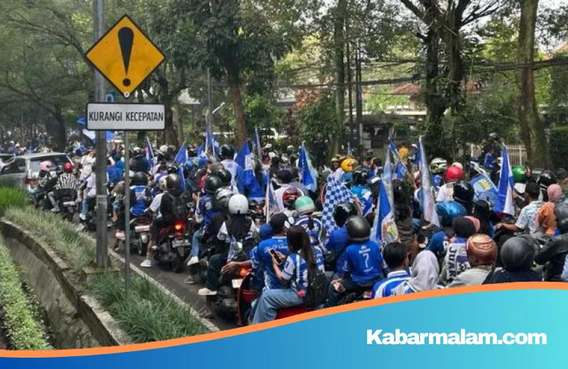 Bandung Membiru: Membedah Rahasia Psikologis di Balik 'Collective Euphoria' Usai Persib Cetak Hat-trick Juara