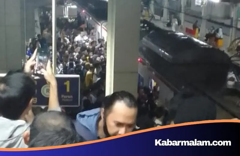 Drama Peron Pasca-Lumpuh: KRL Green Line Beroperasi Lagi, Penumpang Rebutan Masuk Gerbong