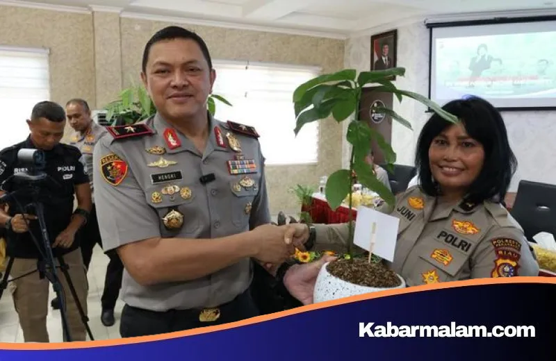 Filosofi 'Green Policing': Wakapolda Riau Lepas Perwira Purnatugas dengan Kado Bibit Pohon
