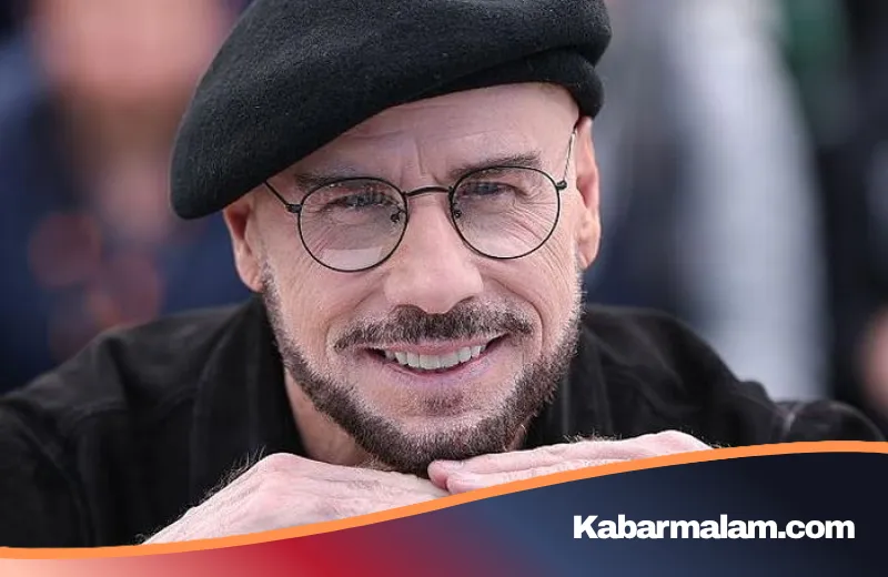 Gaya Ikonik Topi Baret John Travolta: Penghormatan untuk Era Emas Sutradara Klasik