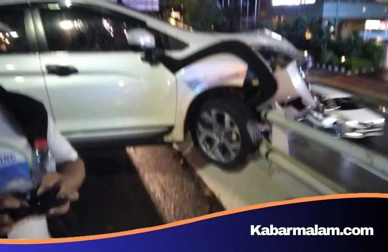Insiden Dramatis di Layang Slipi: Sedan dan MPV Terlibat Tabrakan, Lalu Lintas Tol Dalkot Tersendat Malam Ini