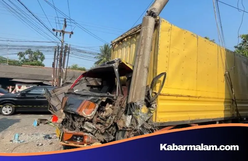 Insiden Pagi di Cileungsi: Truk Boks Hilang Kendali, Hantam Tiang Listrik dan Pemotor Hingga Ringsek