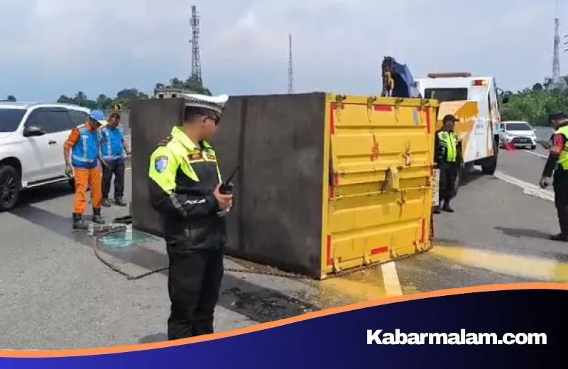 Insiden Truk Telur Terguling di Tol Jagorawi: Ribuan Butir Telur Hiasi Aspal Akibat Pecah Ban