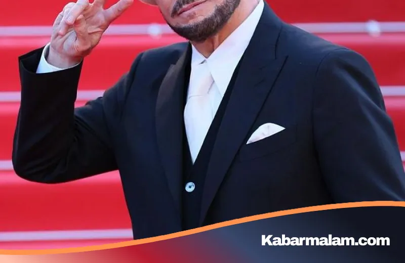 John Travolta dan Topi Baret Ikonik: Sebuah 'Peran' Baru di Panggung Festival Film Cannes