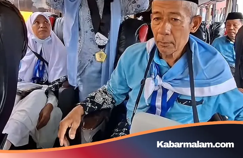 Kisah Haru Devi: Pakai Toga di Lorong Bus Demi Restu Orang Tua yang Berangkat Haji