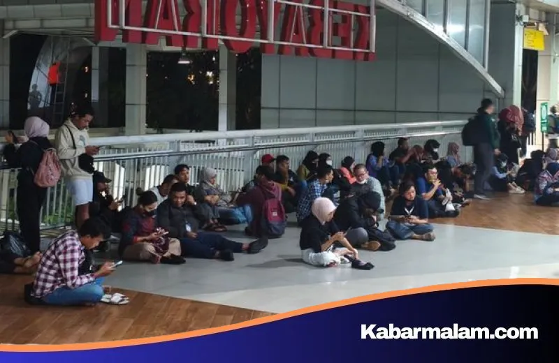 Lumpuh Total Akibat Banjir dan Gangguan Listrik, Penumpang KRL Green Line Menumpuk di Stasiun Kebayoran
