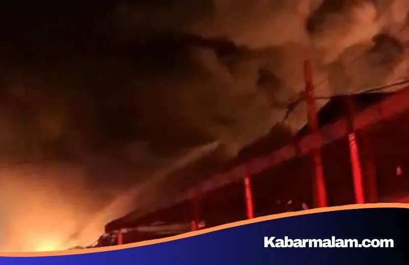 Malam Mencekam di Kalideres: Empat Gudang Paket di Kompleks Miami Ludes Terbakar