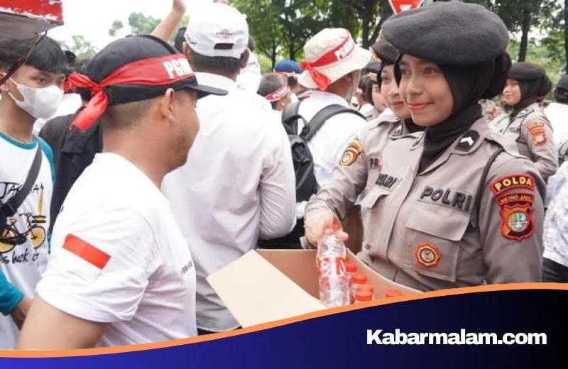 Menyejukkan Aspirasi: Aksi Simpatik Polwan Bagi-bagi Air di Tengah Demo Guru Honorer