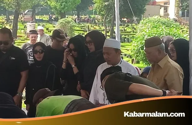 Momen Haru Bunga Zainal Melepas Kepergian Sang Ayah di TPU Tanah Kusir