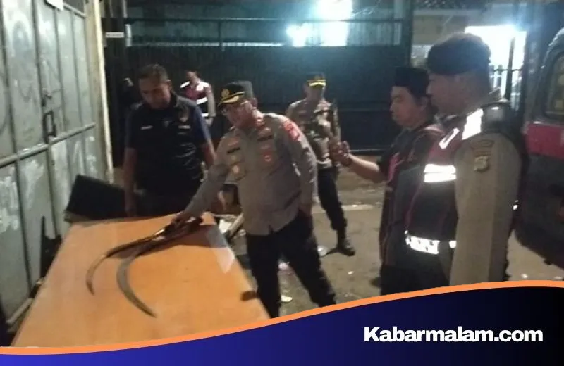 Patroli Gabungan Kebon Jeruk Gagalkan Rencana Tawuran, Celurit hingga Tembakau Sintetis Disita