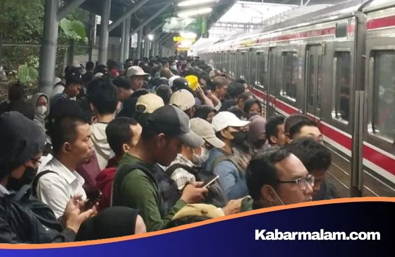 Petir Lumpuhkan Jalur KRL Green Line, Ratusan Penumpang Terjebak di Stasiun Jurangmangu