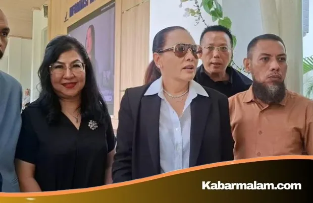 Strategi 'Mirroring' Fitri Salhuteru: Seret Produk Kecantikan Doktif ke BPOM Atas Dugaan Pelanggaran