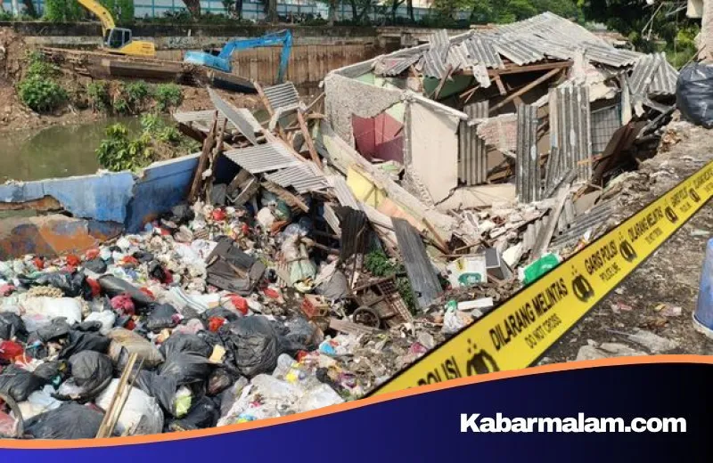 Abrasi Banjir Kanal Barat Picu Rumah di Benhil Ambruk Hingga Tak Berbentuk