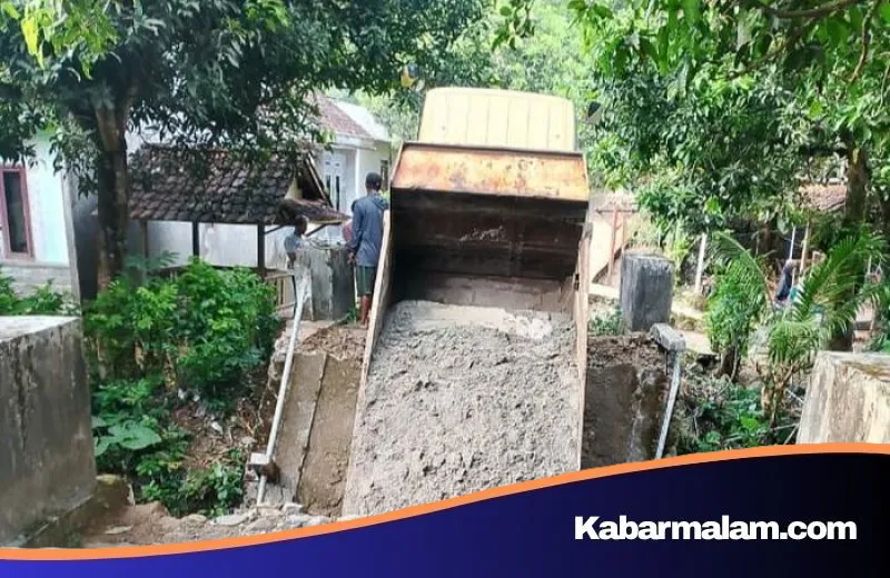 Akses Vital Terputus: Jembatan di Sumur Pandeglang Ambruk, Ratusan Warga Terancam Terisolasi