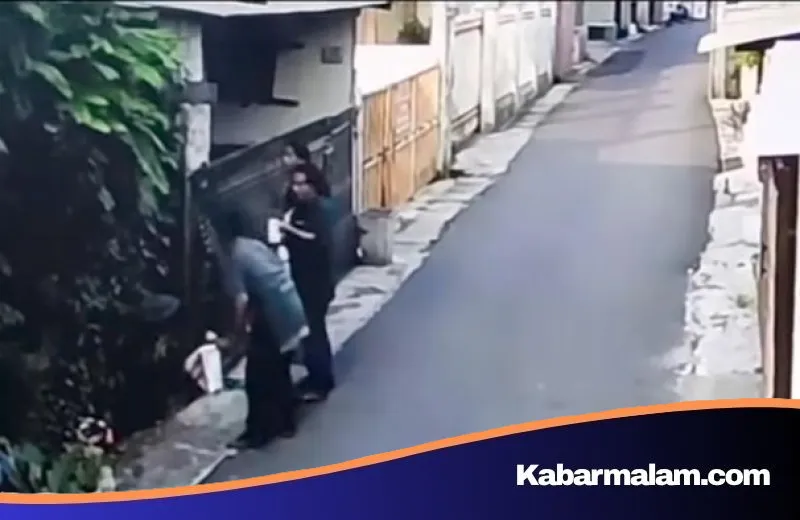 Aksi Nekat Pengamen di Bekasi: Santai Genjreng Gitar Sambil Bakar Pagar Rumah Warga