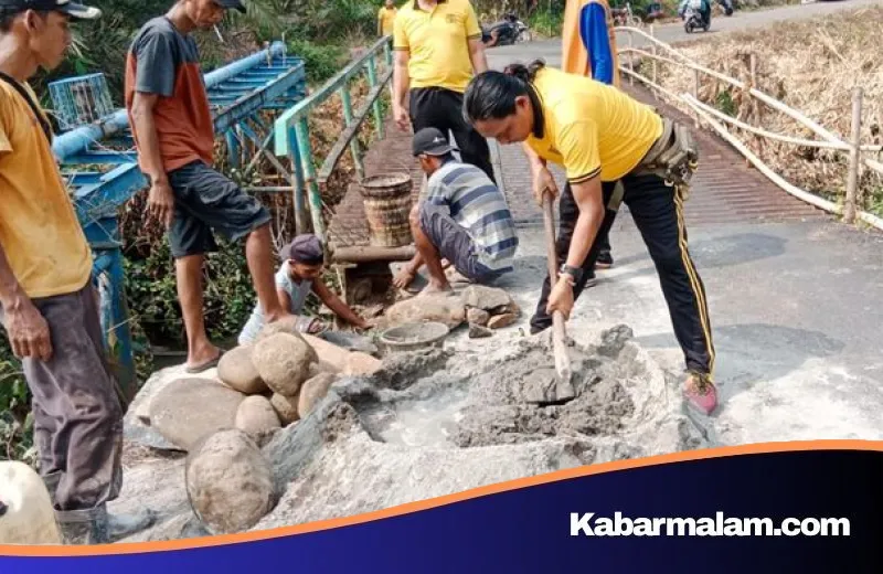 Aksi Sigap Tim BELIDA Polsek Jayaloka Perbaiki Tanggul Jembatan di Desa Purwodadi