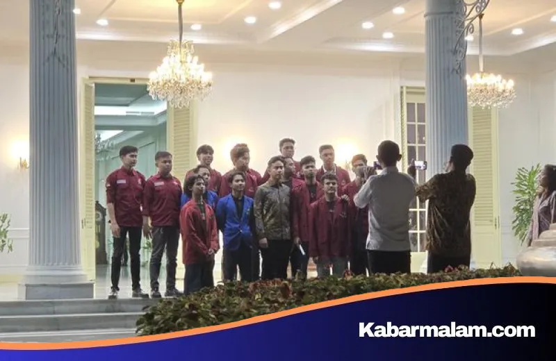 Aksi Simpatik Wapres Gibran: Simak Aspirasi Mahasiswa Lewat Catatan di Buku Kecil