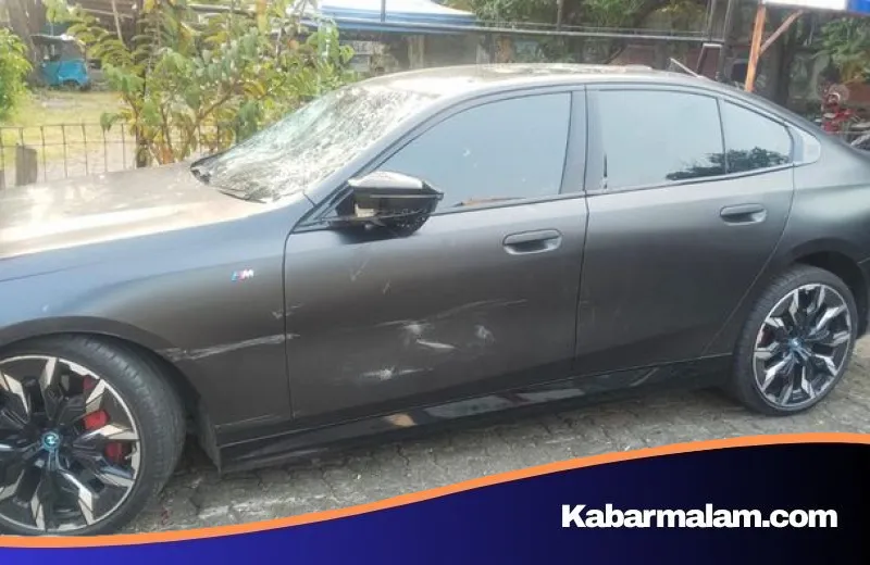 Drama BMW Listrik di Jakarta Barat: Usai Tabrak Pemotor, Mobil Mewah Jadi Sasaran Amuk Massa