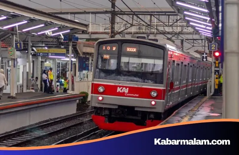 Geger Insiden 'Payung' di KRL Jakarta-Bogor: Penumpang Histeris Saat Diturunkan Petugas, KAI Buka Suara