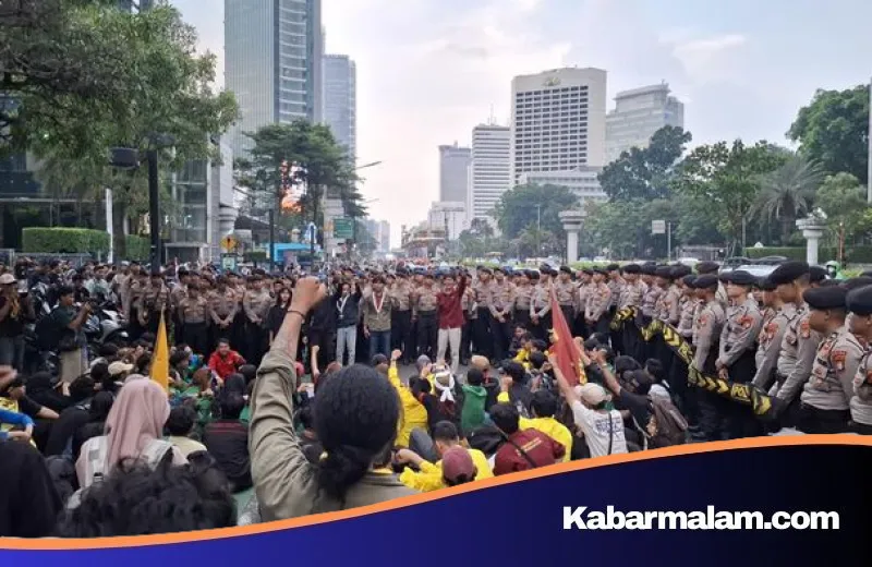 Gelombang Mahasiswa Kepung Dukuh Atas, Jalan MH Thamrin Lumpuh Total Sore Ini