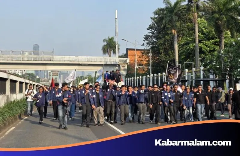 Gema Perlawanan di Senayan: Ribuan Mahasiswa Kepung DPR dengan Simbol 'Tritura' dan Boneka