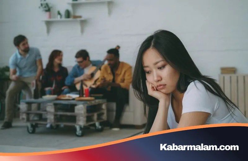Hampa di Tengah Keramaian: 7 Alasan Mengapa Anda Tetap Merasa Kesepian Meski Punya Banyak Teman