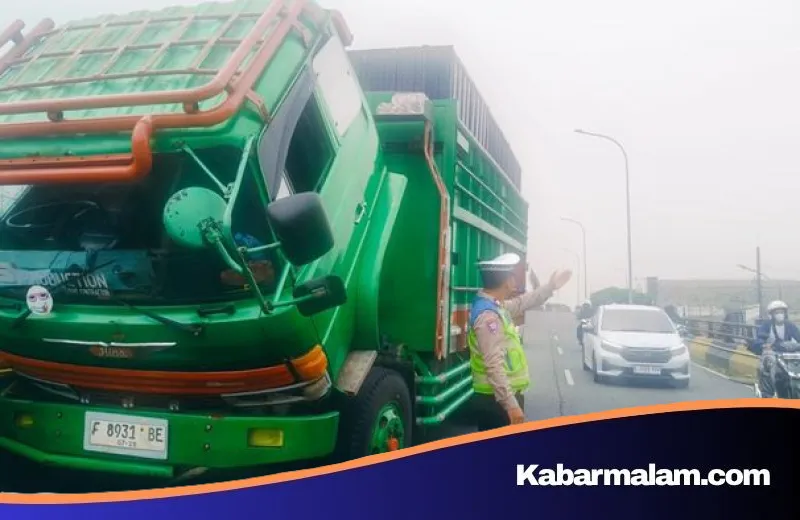 Insiden Truk Mogok di Flyover Ciputat: Masalah Rem Sempat Picu Kekhawatiran Pengendara