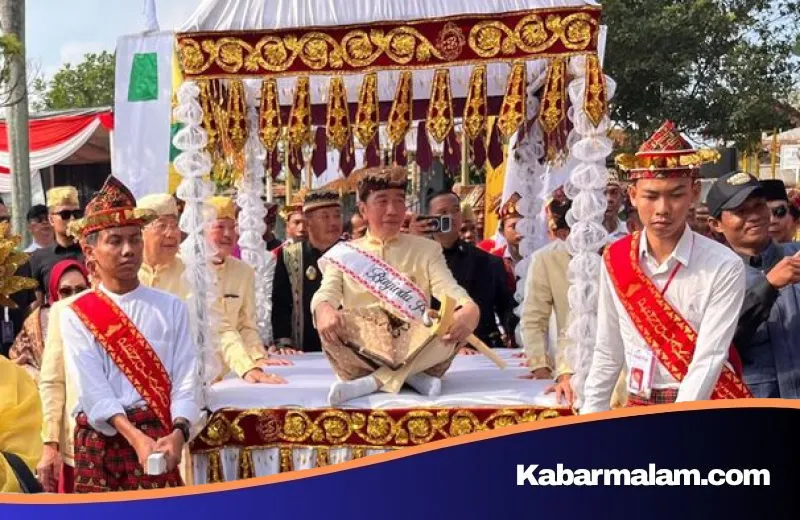 Jokowi Terima Gelar Adat Baginda Pemuka Bangsa: Jejak Budaya di Safari Politik Lampung