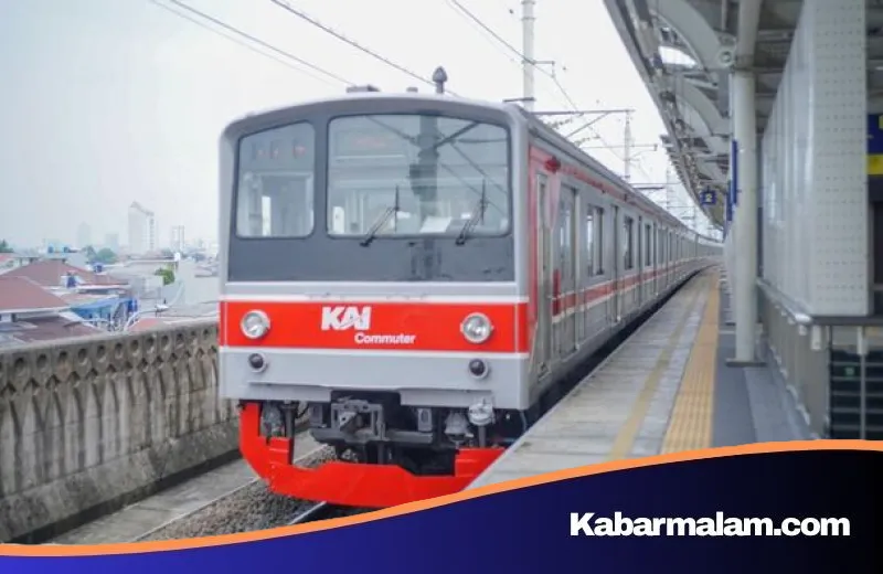 Kebakaran Melanda Pemukiman Dekat Jalur Rel, Layanan KRL Tanah Abang-Duri Terganggu