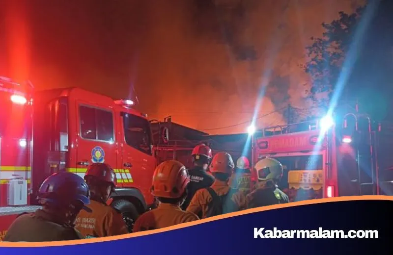 Kemayoran Membara Malam Ini: 33 Unit Damkar Dikerahkan Atasi Kebakaran di Kebon Kosong
