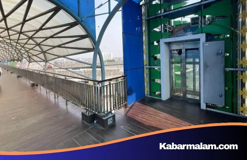 Miris! Lift JPO Lenteng Agung Tak Beroperasi Usai Kabel Digondol Maling, Lansia Terpaksa 'Mendaki' Tangga