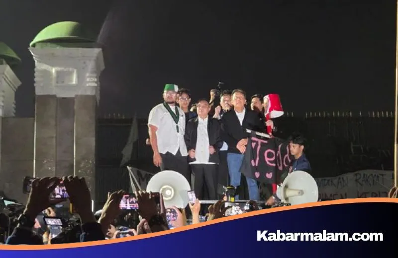 Momen Ikonik Pimpinan DPR Sufmi Dasco Ahmad: Antar Mahasiswa Hingga Naik ke Atas Mobil Komando