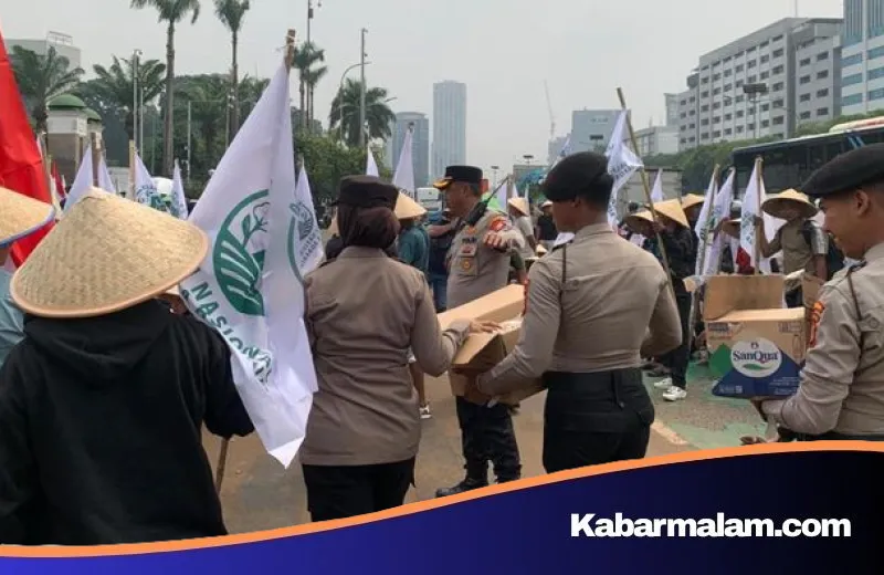 Sisi Sejuk Aksi Reforma Agraria di DPR: Polisi Bagikan Snack dan Air Mineral untuk Petani Bercaping