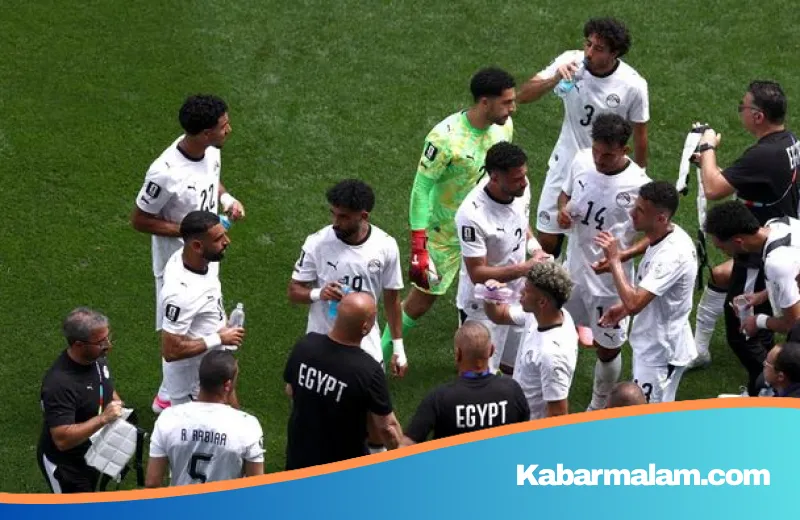 Trik Cerdas di Balik Kebiasaan Pesepakbola Menyemburkan Minuman: Bukan Sekadar Melepas Dahaga