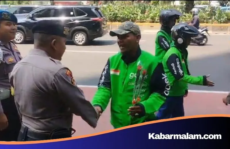 Aksi Simpatik Ojol di Hari Bhayangkara ke-80: Tebar Bunga dan Harapan Keamanan di Jantung Jakarta