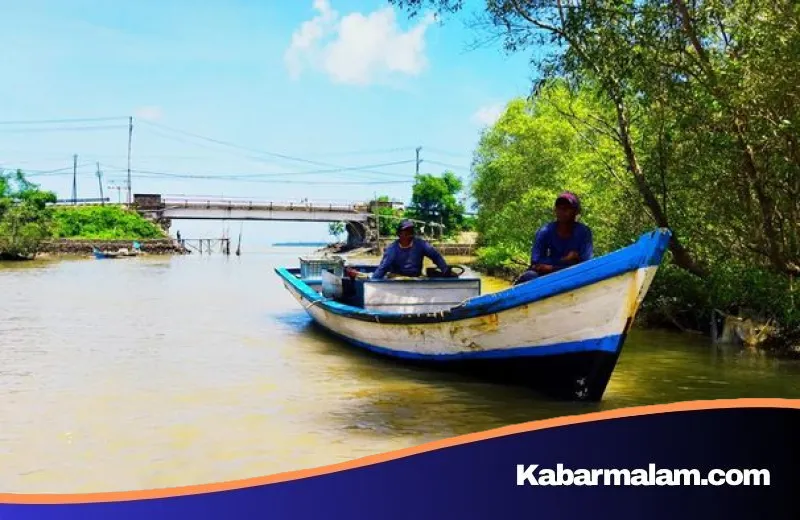 Antara Nyawa dan Isi Piring: Nelayan Pandeglang Tetap Melaut Meski Status Gunung Anak Krakatau Siaga III