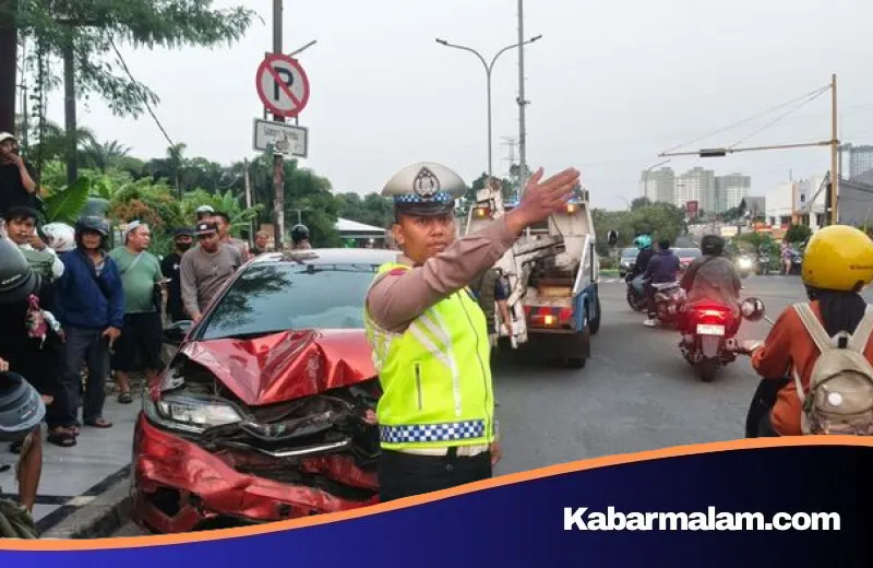 Horor di Bundaran Ciater: Nekat Lawan Arus, Honda Jazz Hantam Pikap dan Motor Hingga Korban Terjepit